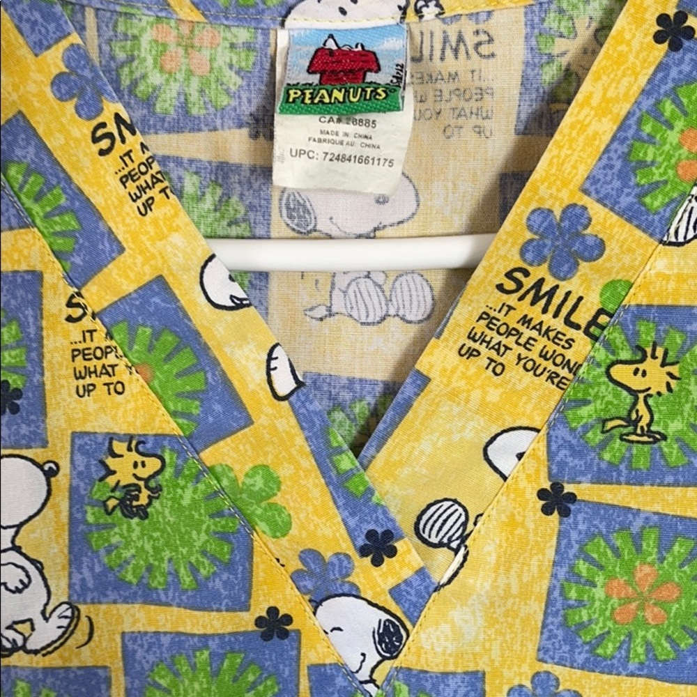 Peanuts Scrub Top. - Picture 2 of 3